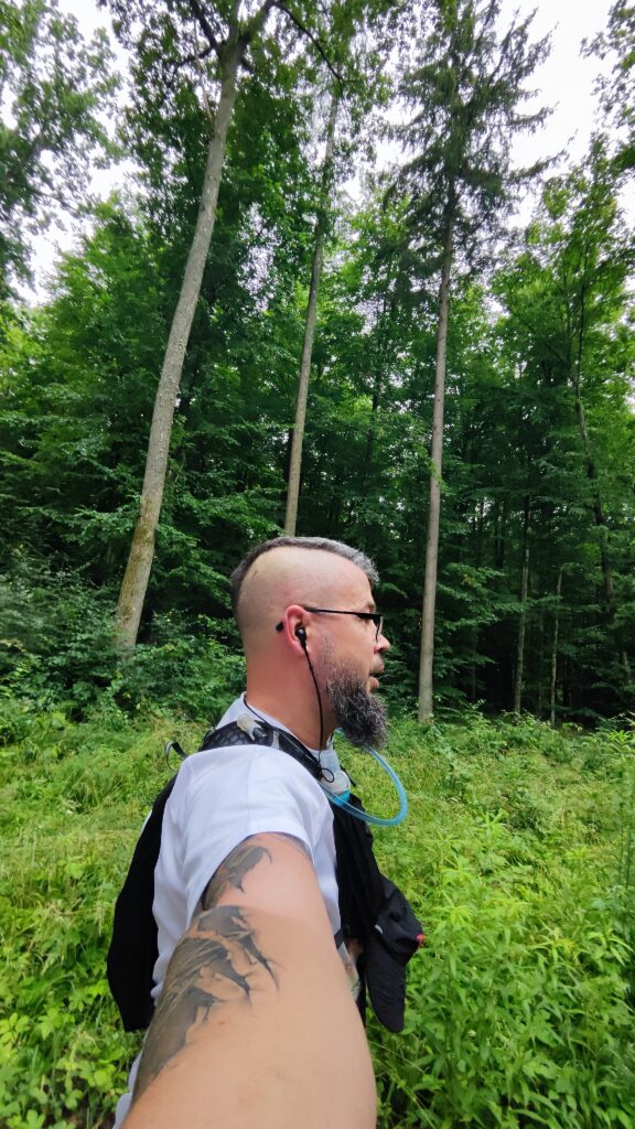 Pierwszy treningowy półmaraton w lesie podczas przygotowań do Bison Ultra Trail z plecakiem Camelbak i butami ASICS Novablast 5 TR.